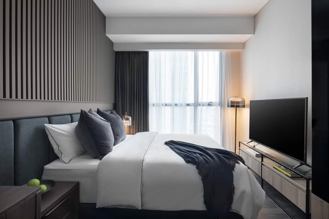 Design Interior bedroom minimalis modern klapa gading warna putih hitam warm monocrome hpl