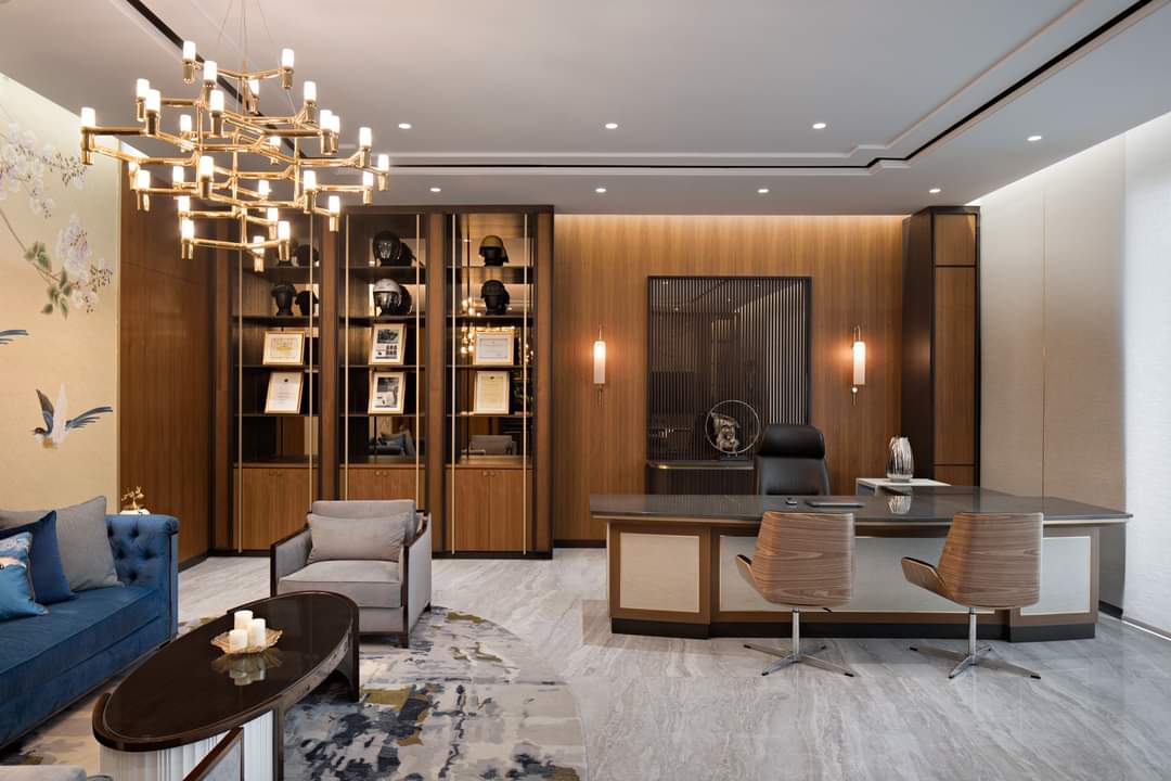 Design Interior Livingroom Mewah Modern di Pondok Indah – Kebayoran Lama – Jakarta selatan, sofa custom meja bulat cabinet dan wallpanel HPL Wood, lantai marmer