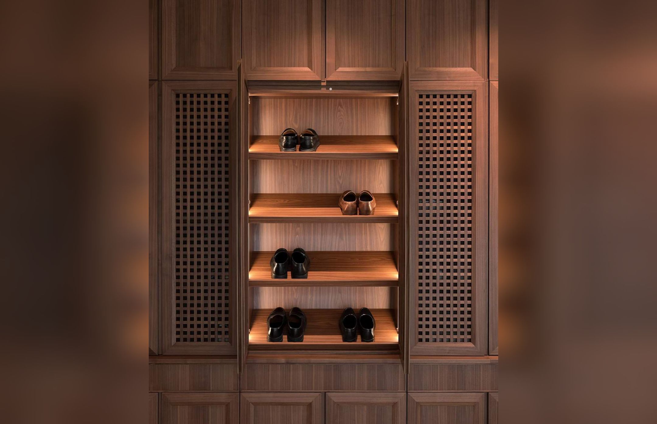 Design Interior Rak Sepatu modern di Cibubur, bahan Hpl Wood , light warm warna Coklat tua mewah di Cibubur – Jakarta timur